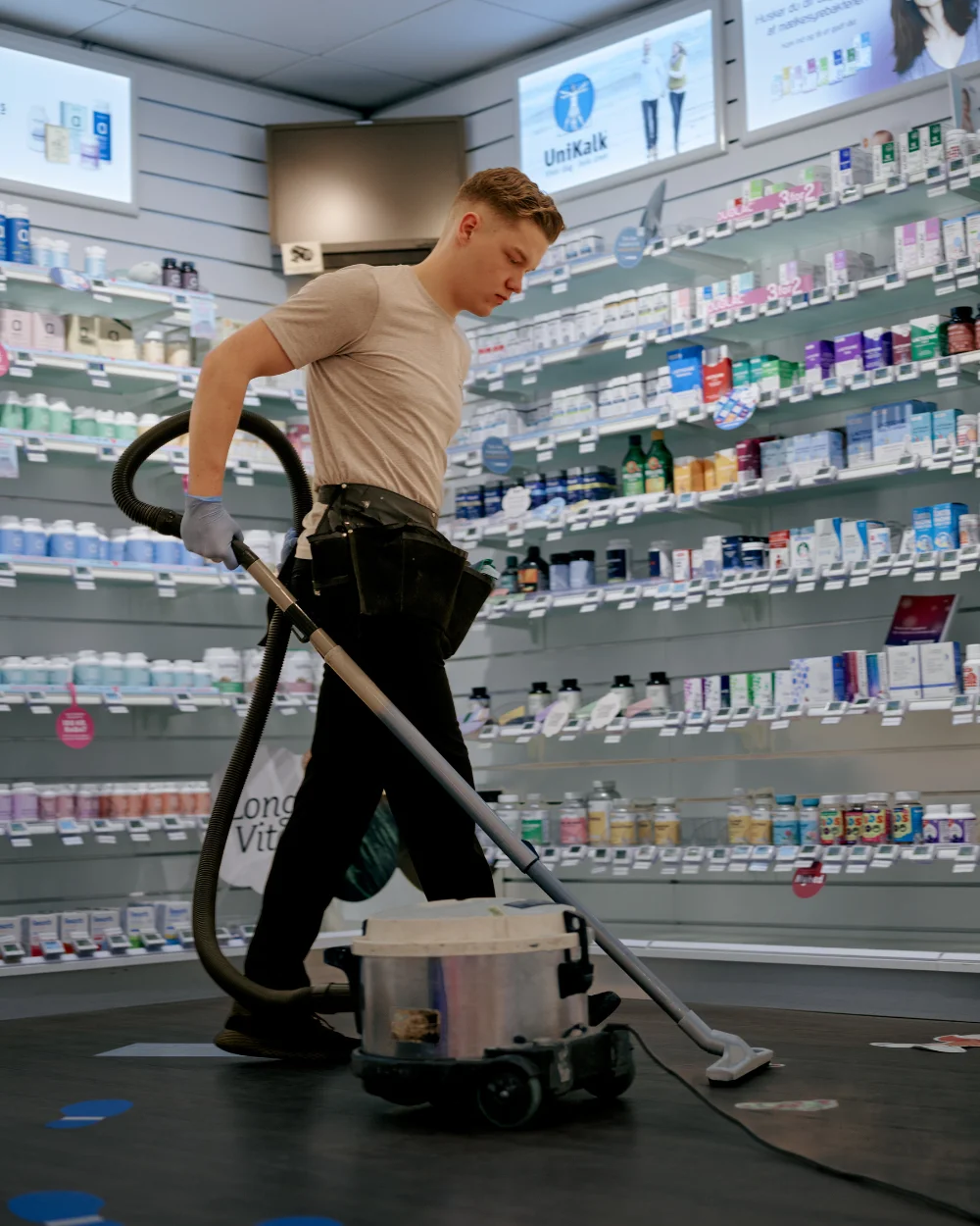 Professionel rengøring af gulv på et apotek